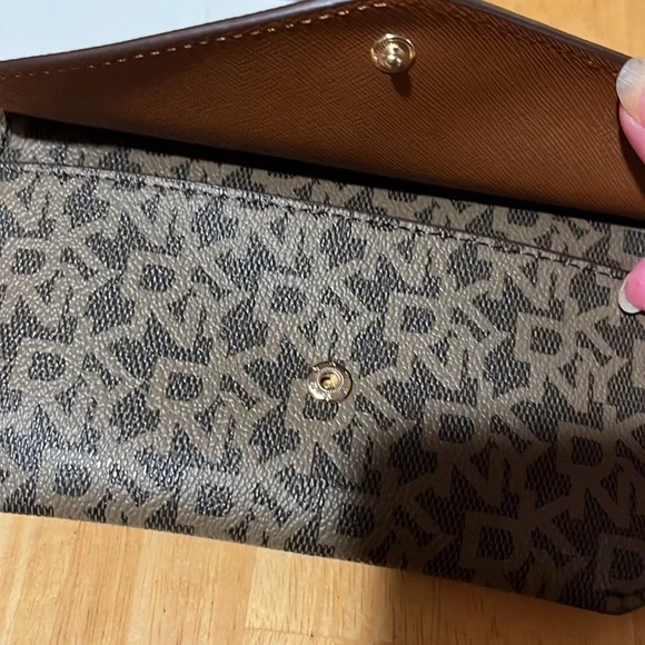 🛍️🏆Host Pick🏆 #793 NWT DKNY Wallet - Picture 5 of 13